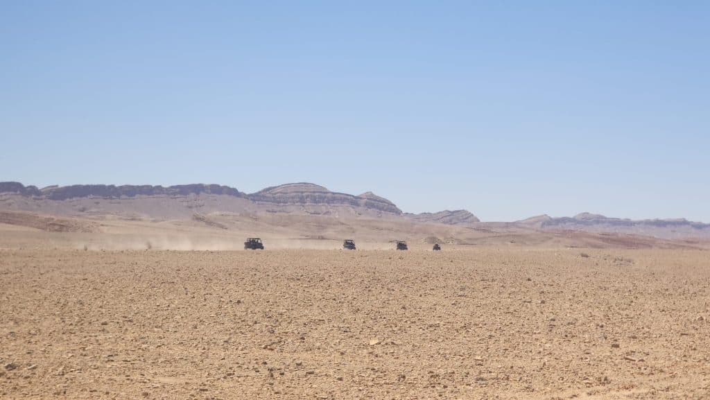 רייזרים מצפה רמון - נסיעה קבוצתית במרחבי המדבר